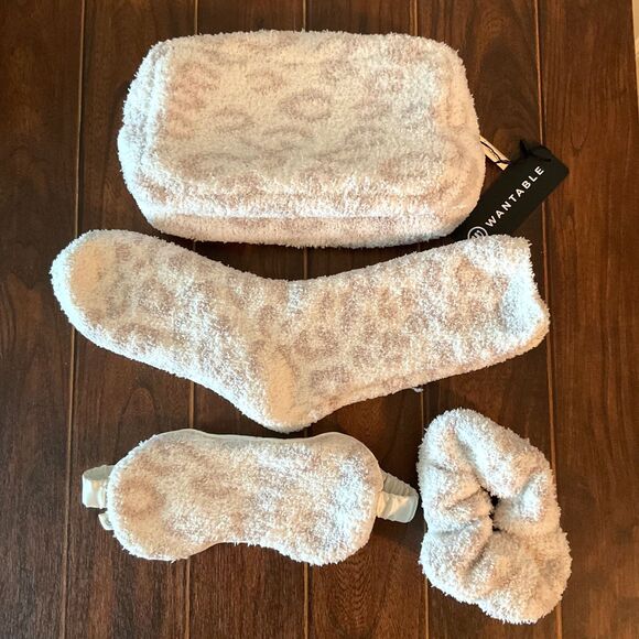 Wantable - Plush Sleep Mask, Socks & Scrunchie Set with Carry Pouch - Brand New! - Picture 3 of 6